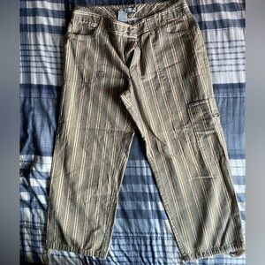 Izod olive green  Ankle Cropped Pants tie at the ankles you can see in pics